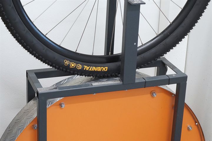 Continental Dubnital Race Rapid 2.00 / 50 road bike tire on a rolling resistance test machine
