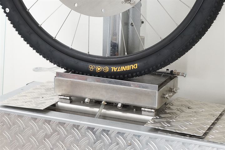 Continental Dubnital Race Rapid 2.00 / road bike tire on a grip test machine