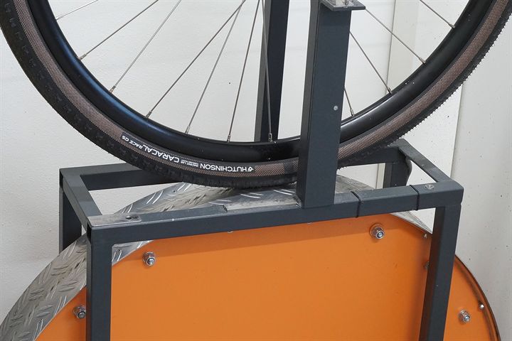 Hutchinson Caracal Race GridSkin 40 road bike tire on a rolling resistance test machine