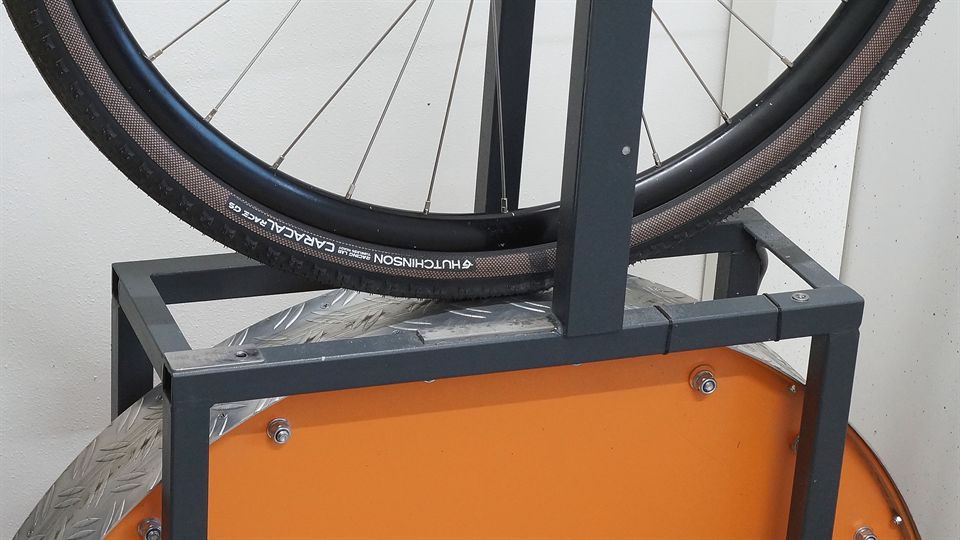 Hutchinson Caracal Race GridSkin 40 Lab Test Hutchinson Caracal Race GridSkin 40 on a rolling resistance machine