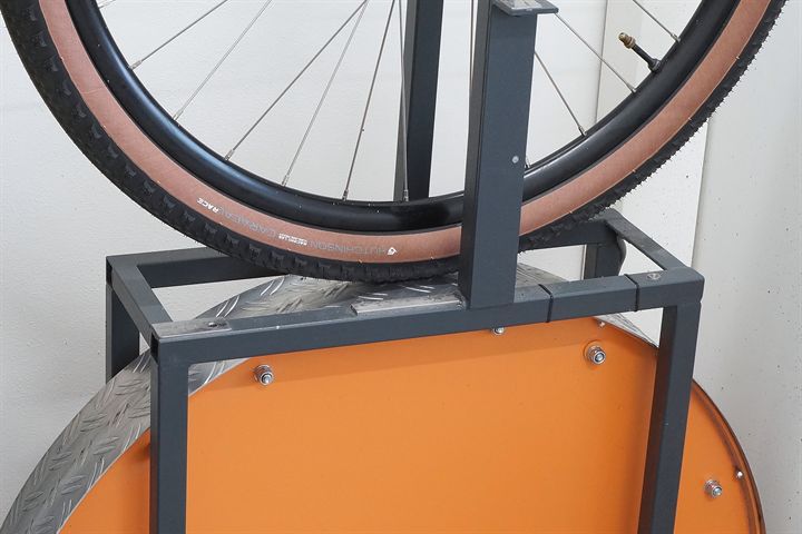 Hutchinson Caracal Race TLR (tan) 50 road bike tire on a rolling resistance test machine
