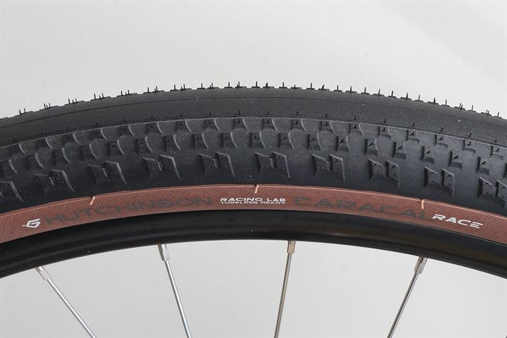 Hutchinson Caracal Race TLR (tan) 50  mountain bike tire on a rolling resistance test machine
