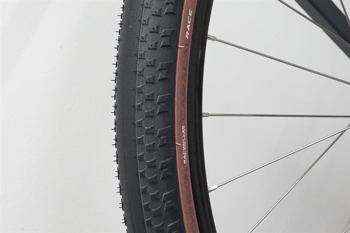 Hutchinson Caracal Race TLR (tan) 50  mountain bike tire on a rolling resistance test machine