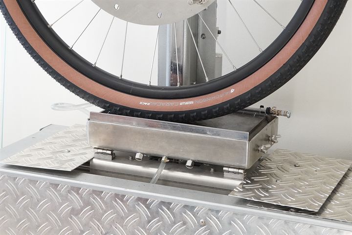 Hutchinson Caracal Race TLR (tan) road bike tire on a grip test machine