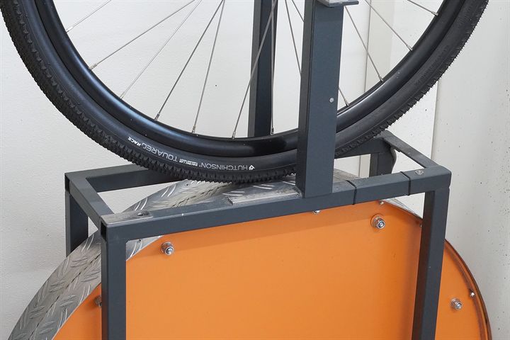 Hutchinson Touareg Race TLR 40 road bike tire on a rolling resistance test machine