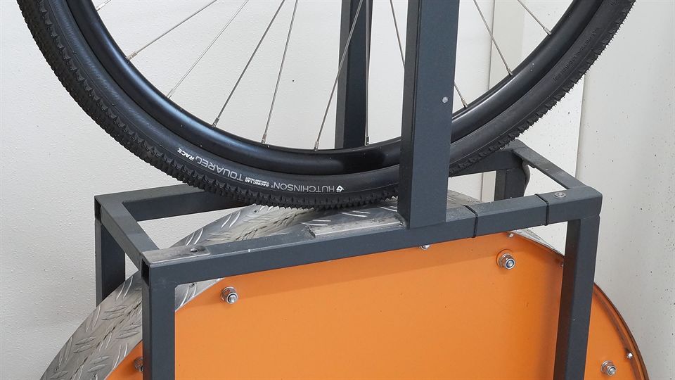 Hutchinson Touareg Race TLR 40 on a rolling resistance machine