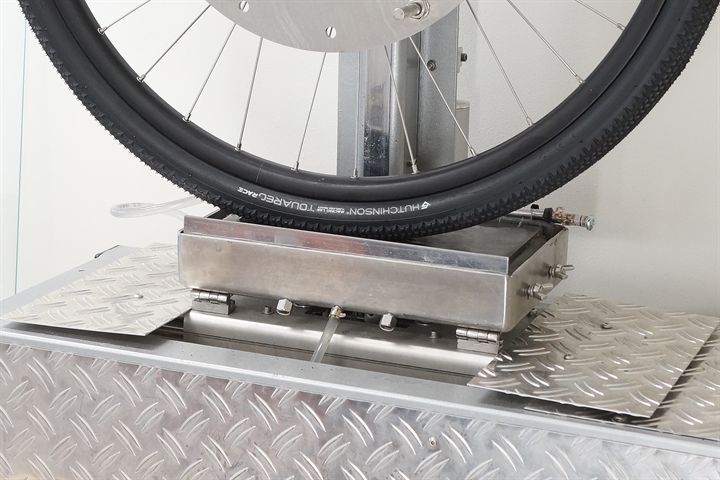 Hutchinson Touareg Race TLR road bike tire on a grip test machine