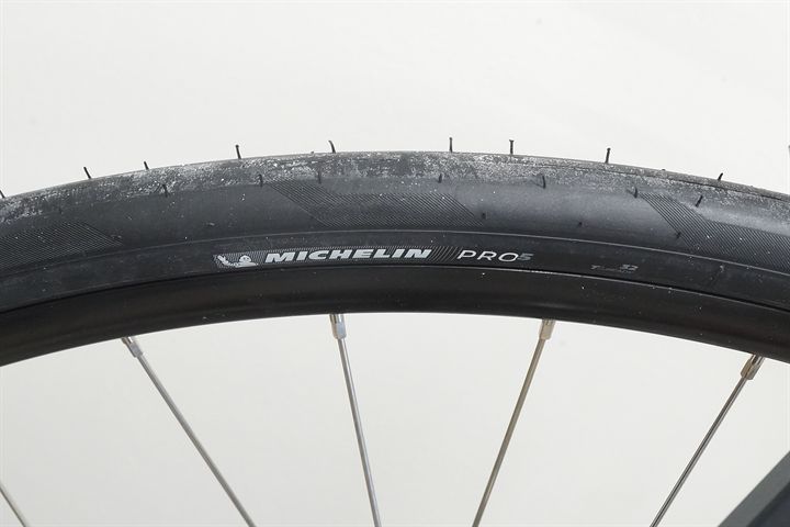 Michelin Pro 5 TLR 32 road bike tire on a rolling resistance test machine