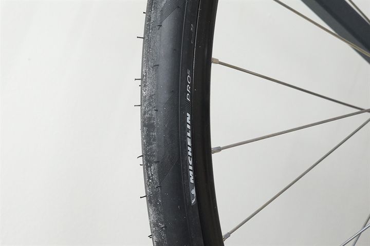Michelin Pro 5 TLR 32 road bike tire on a rolling resistance test machine