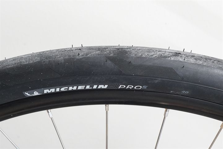 Michelin Pro 5 TLR 40  mountain bike tire on a rolling resistance test machine