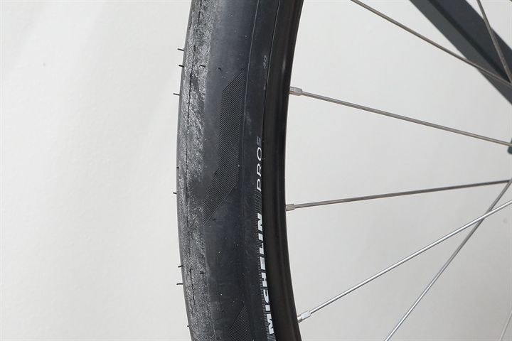 Michelin Pro 5 TLR 40  mountain bike tire on a rolling resistance test machine
