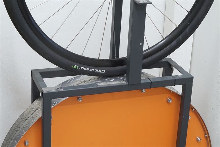 Pirelli Cinturato EVO TLR 40 road bike tire on a rolling resistance test machine