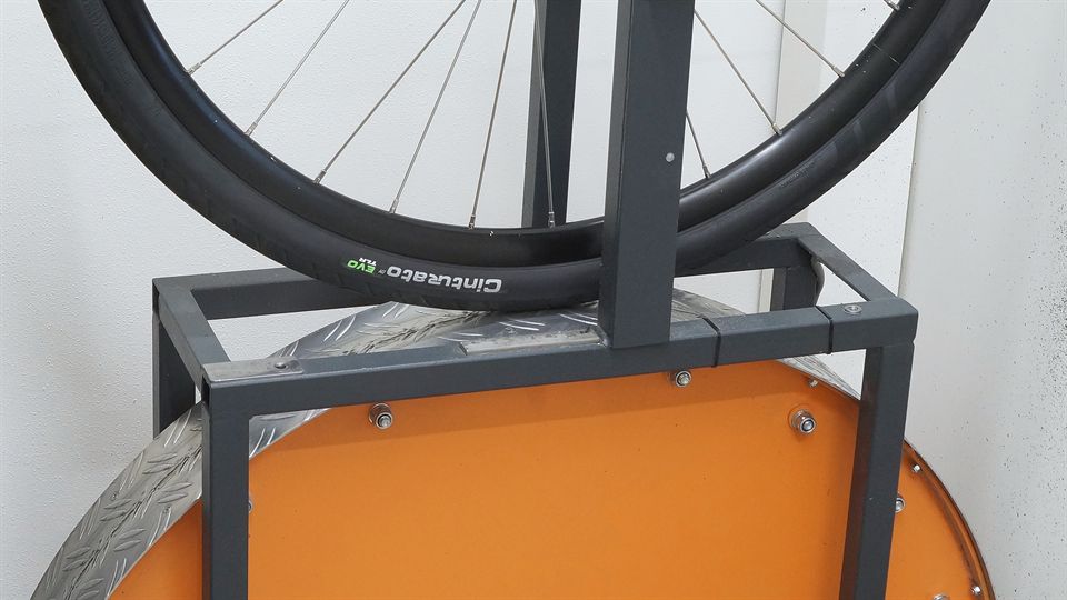 Pirelli Cinturato EVO TLR 40 Lab Test Pirelli Cinturato EVO TLR 40 on a rolling resistance machine