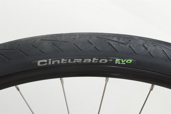 Pirelli Cinturato EVO TLR 40  mountain bike tire on a rolling resistance test machine