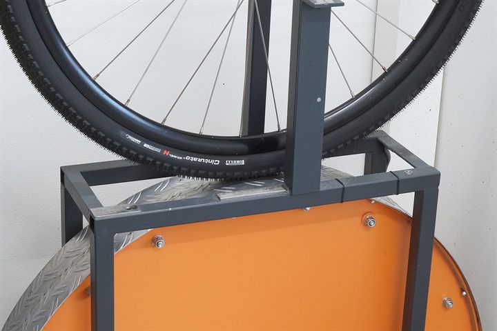 Pirelli Cinturato Gravel H SmartEvo GR 40 road bike tire on a rolling resistance test machine