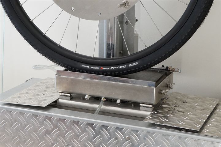 Pirelli Cinturato Gravel H SmartEvo GR road bike tire on a grip test machine