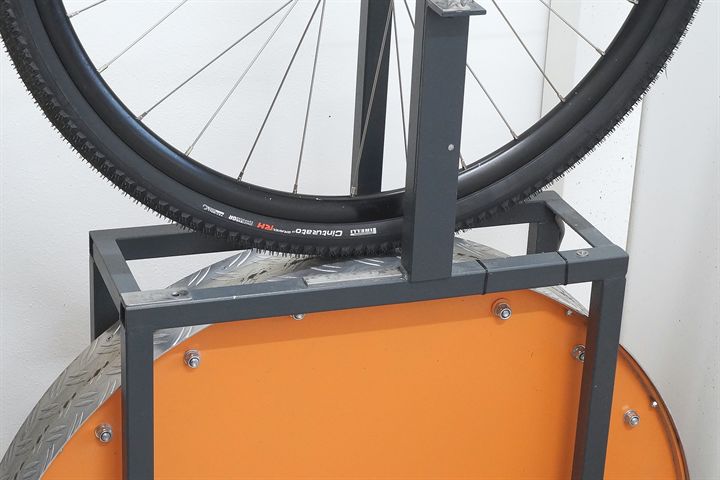 Pirelli Cinturato Gravel RH SmartEvo GR 40 road bike tire on a rolling resistance test machine