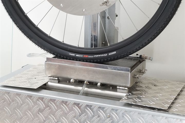 Pirelli Cinturato Gravel RH SmartEvo GR road bike tire on a grip test machine