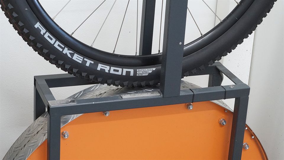 Schwalbe Rocket Ron Super Race Addix Speed 2026 2.35 on a rolling resistance machine