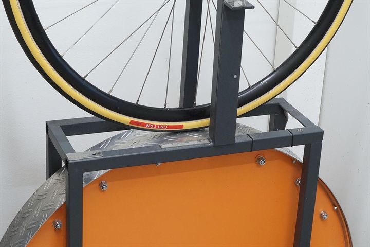 Specialized Cotton TLR 28 road bike tire on a rolling resistance test machine