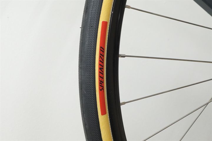 Specialized Cotton TLR 28 road bike tire on a rolling resistance test machine
