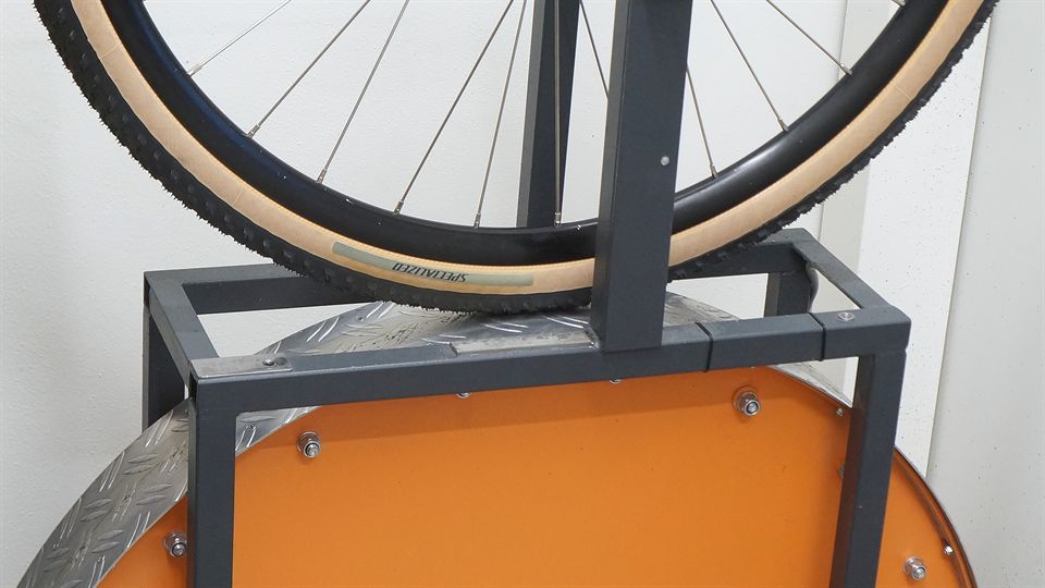 Specialized Tracer TLR 40 on a rolling resistance machine