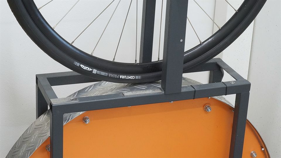 Tufo Comtura Prima 32 on a rolling resistance machine