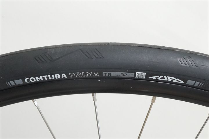 Tufo Comtura Prima 32 road bike tire on a rolling resistance test machine