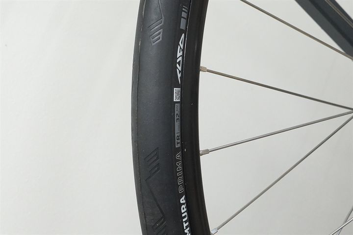 Tufo Comtura Prima 32 road bike tire on a rolling resistance test machine