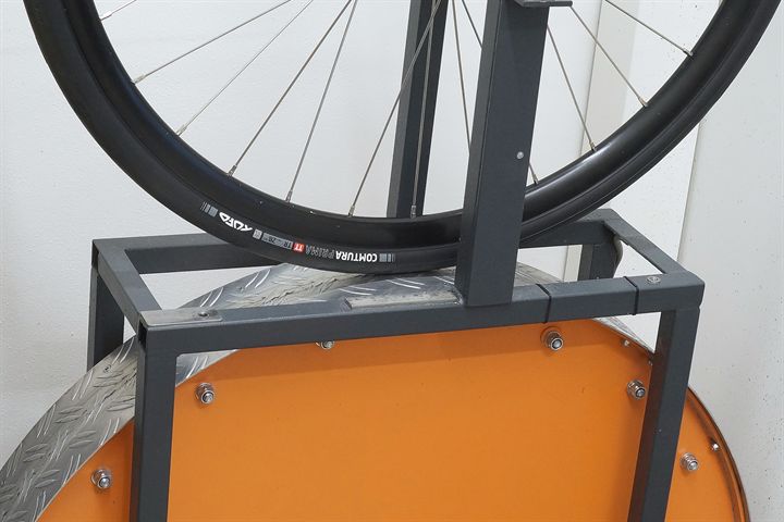 Tufo Comtura Prima TT 28 road bike tire on a rolling resistance test machine