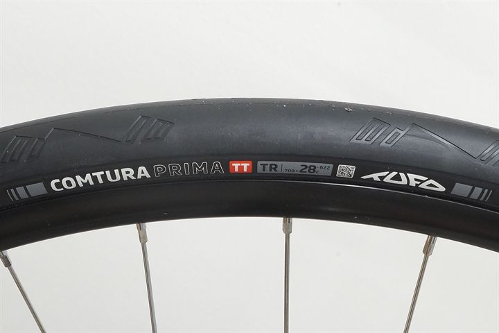 Tufo Comtura Prima TT 28 road bike tire on a rolling resistance test machine