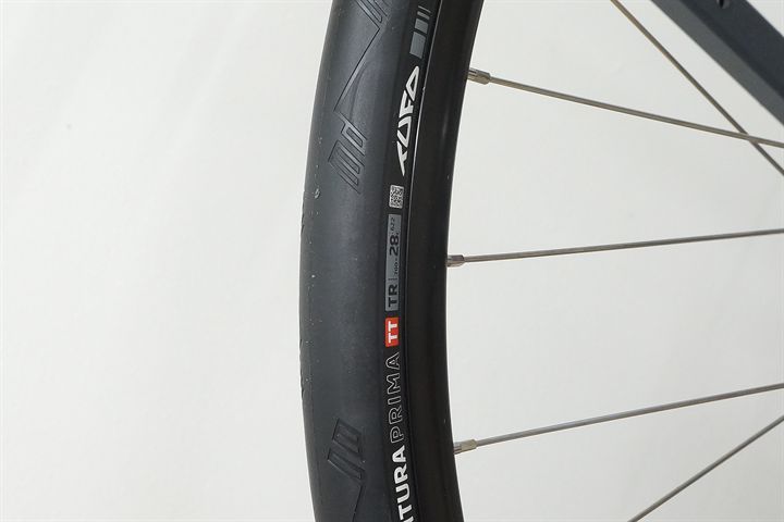 Tufo Comtura Prima TT 28 road bike tire on a rolling resistance test machine