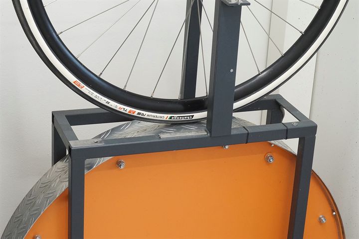 Challenge Criterium RS (white) 30 Challenge Criterium RS (white) 30 road bike tire on a rolling resistance test machine