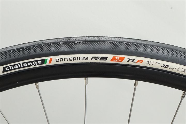Challenge Criterium RS (white) 30 Challenge Criterium RS (white) 30 road bike tire on a rolling resistance test machine