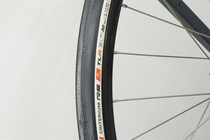 Challenge Criterium RS (white) 30 Challenge Criterium RS (white) 30 road bike tire on a rolling resistance test machine