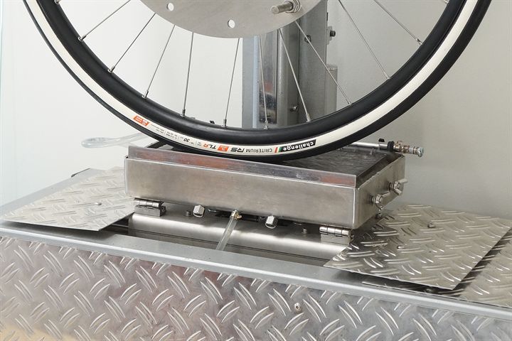 Challenge Criterium RS (white) Challenge Criterium RS (white) road bike tire on a grip test machine