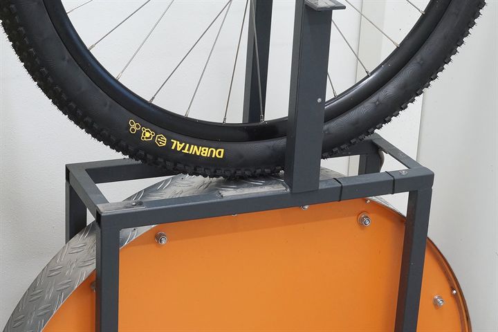 Continental Dubnital Race Rapid Continental Dubnital Race Rapid road bike tire on a rolling resistance test machine