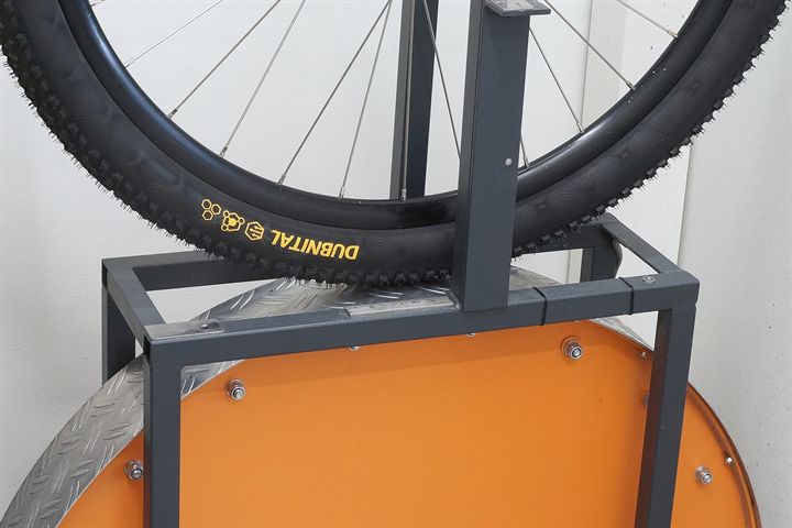 Continental Dubnital Race Rapid Continental Dubnital Race Rapid road bike tire on a rolling resistance test machine