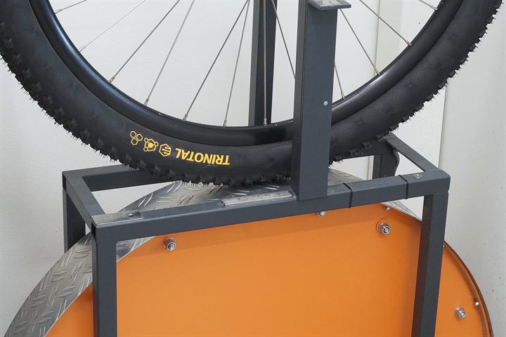 Continental Trinotal Race Rapid Continental Trinotal Race Rapid road bike tire on a rolling resistance test machine