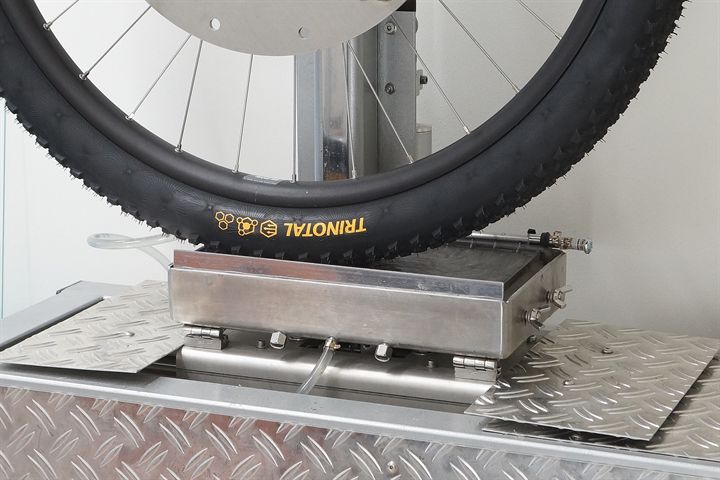 Continental Trinotal Race Rapid Continental Trinotal Race Rapid road bike tire on a grip test machine