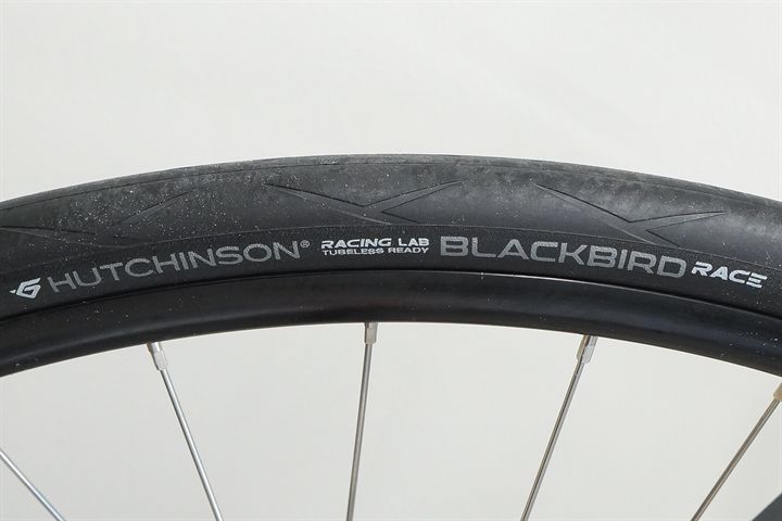 Hutchinson Blackbird Race TLR 28 Hutchinson Blackbird Race TLR 28 road bike tire on a rolling resistance test machine