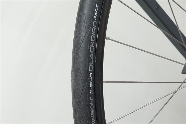 Hutchinson Blackbird Race TLR 28 Hutchinson Blackbird Race TLR 28 road bike tire on a rolling resistance test machine