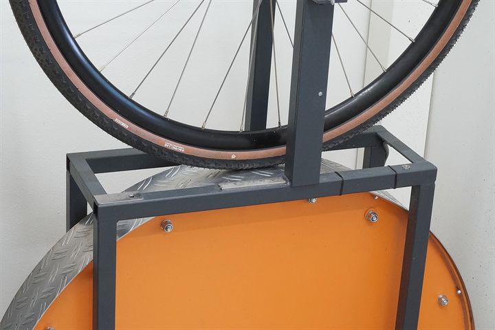 Hutchinson Caracal Allroad (tan) 35 Hutchinson Caracal Allroad (tan) 35 road bike tire on a rolling resistance test machine