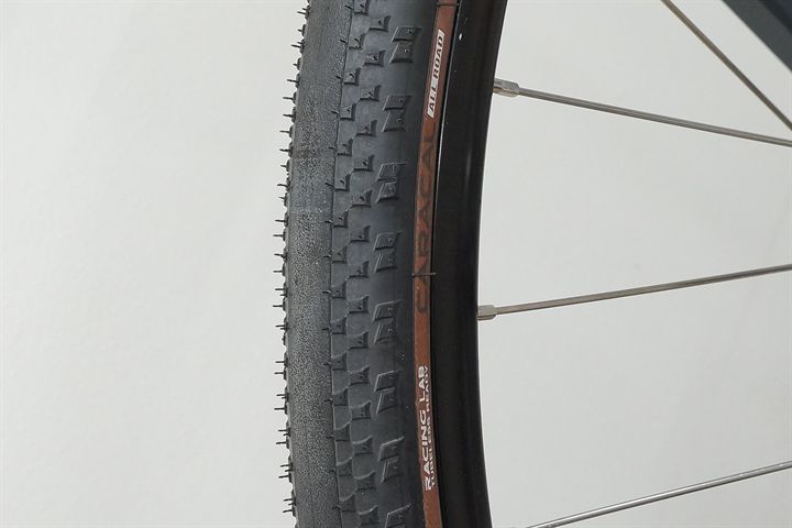 Hutchinson Caracal Allroad (tan) 35 Hutchinson Caracal Allroad (tan) 35 mountain bike tire on a rolling resistance test machine