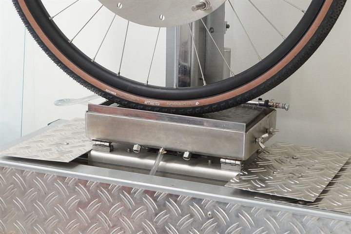 Hutchinson Caracal Allroad (tan) Hutchinson Caracal Allroad (tan) road bike tire on a grip test machine