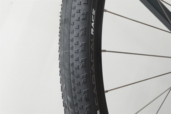 Hutchinson Caracal Race TLR (black) 45 Hutchinson Caracal Race TLR (black) 45 mountain bike tire on a rolling resistance test machine
