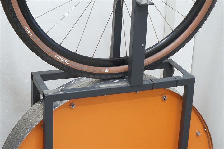 Hutchinson Caracal Race TLR (tan) 45 road bike tire on a rolling resistance test machine