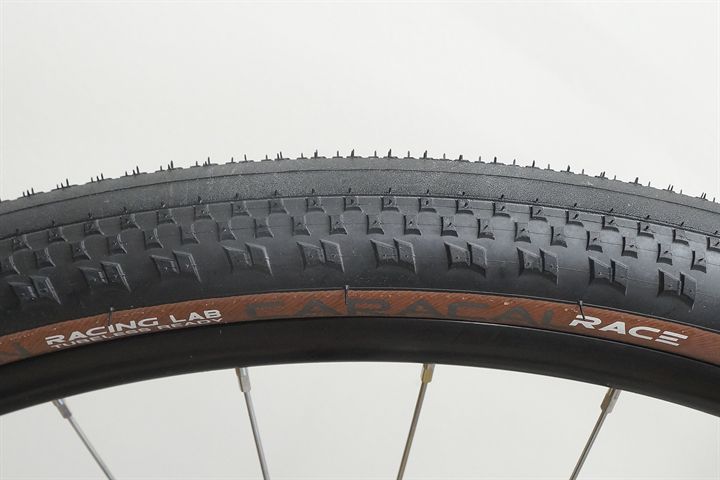 Hutchinson Caracal Race TLR (tan) 45  mountain bike tire on a rolling resistance test machine