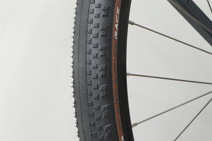 Hutchinson Caracal Race TLR (tan) 45  mountain bike tire on a rolling resistance test machine