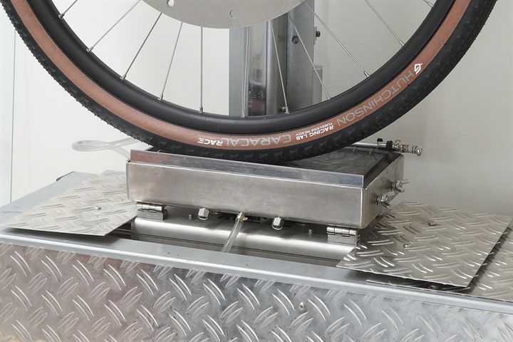 Hutchinson Caracal Race TLR (tan) road bike tire on a grip test machine